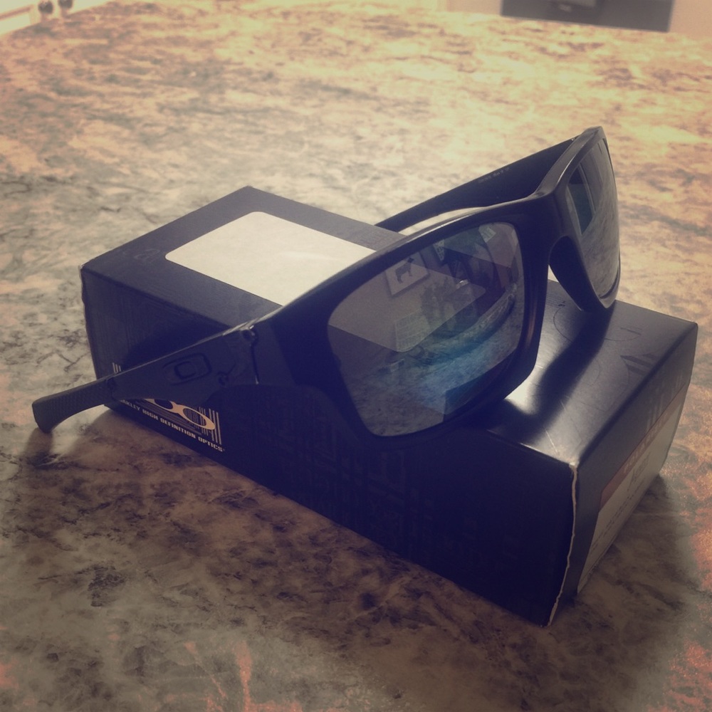 Authentic Oakley Men’s sunglasses, perfect cond!!